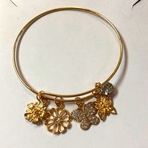 Charm bracelet. Two flowers and two butterflies.